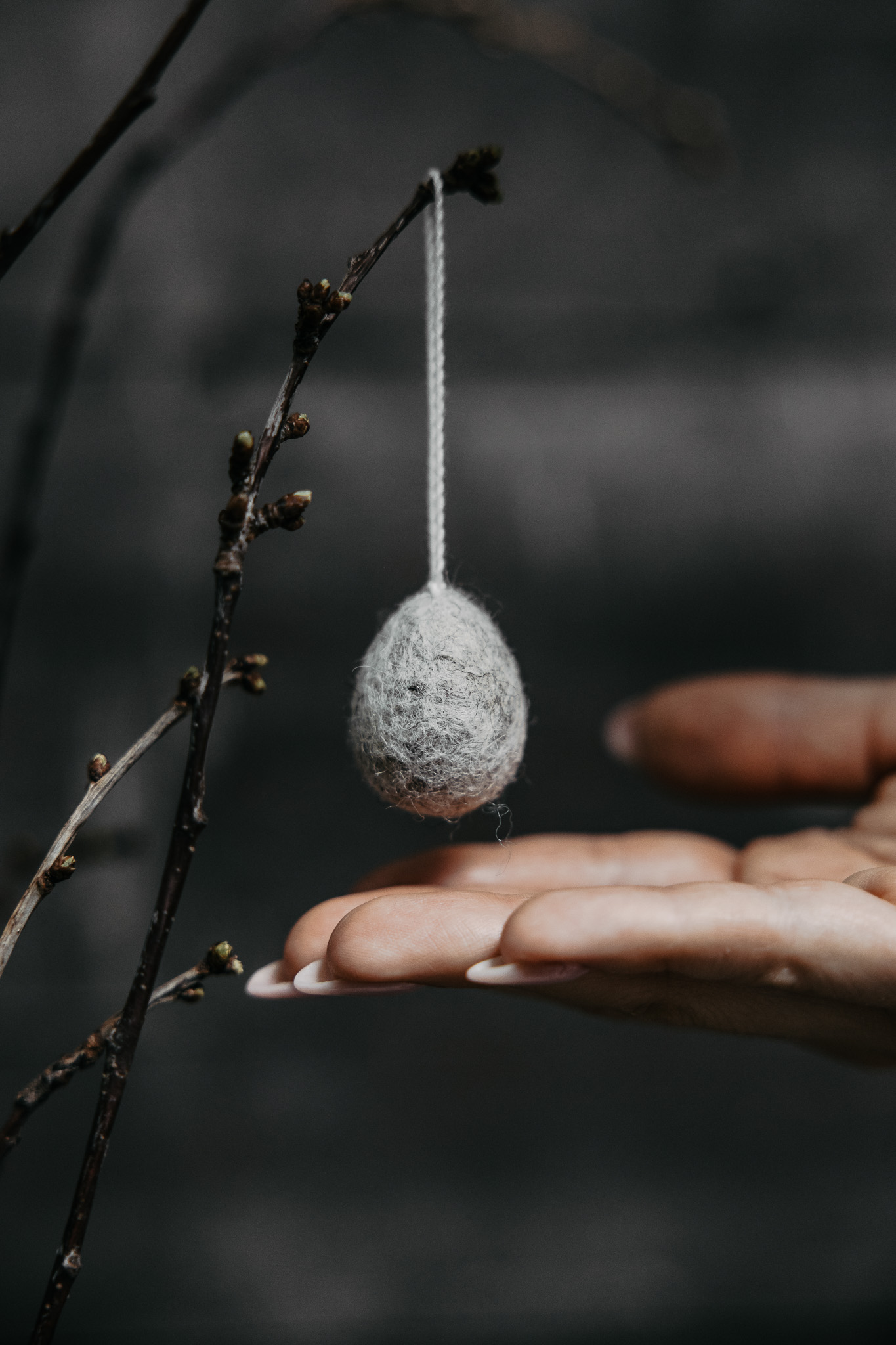 Wool eggs - Easter eggs - Eggs - Hanging decoration - Grey