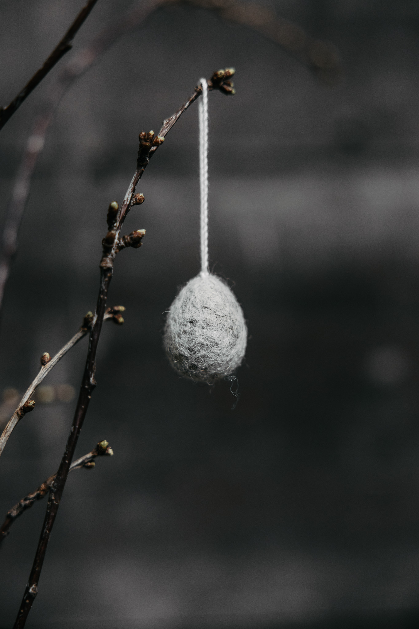 Wool eggs - Easter eggs - Eggs - Hanging decoration - Grey - 12