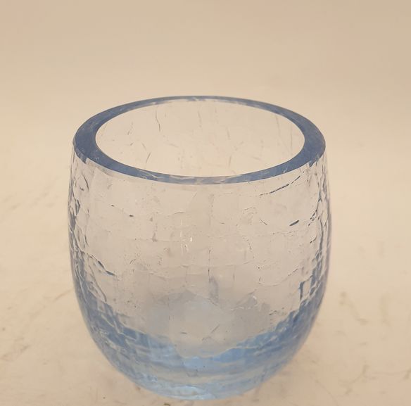 Liten vas ljusblå krackelerat glas