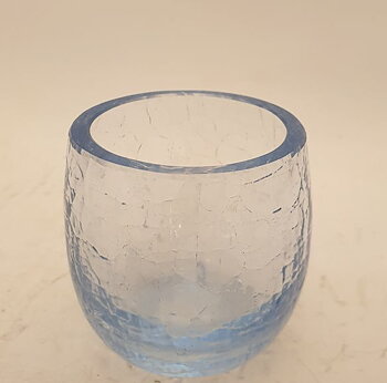 Liten vas ljusblå krackelerat glas