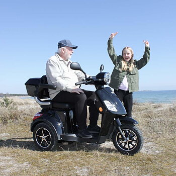 Sort_Gåscooter_Glade_Mennesker