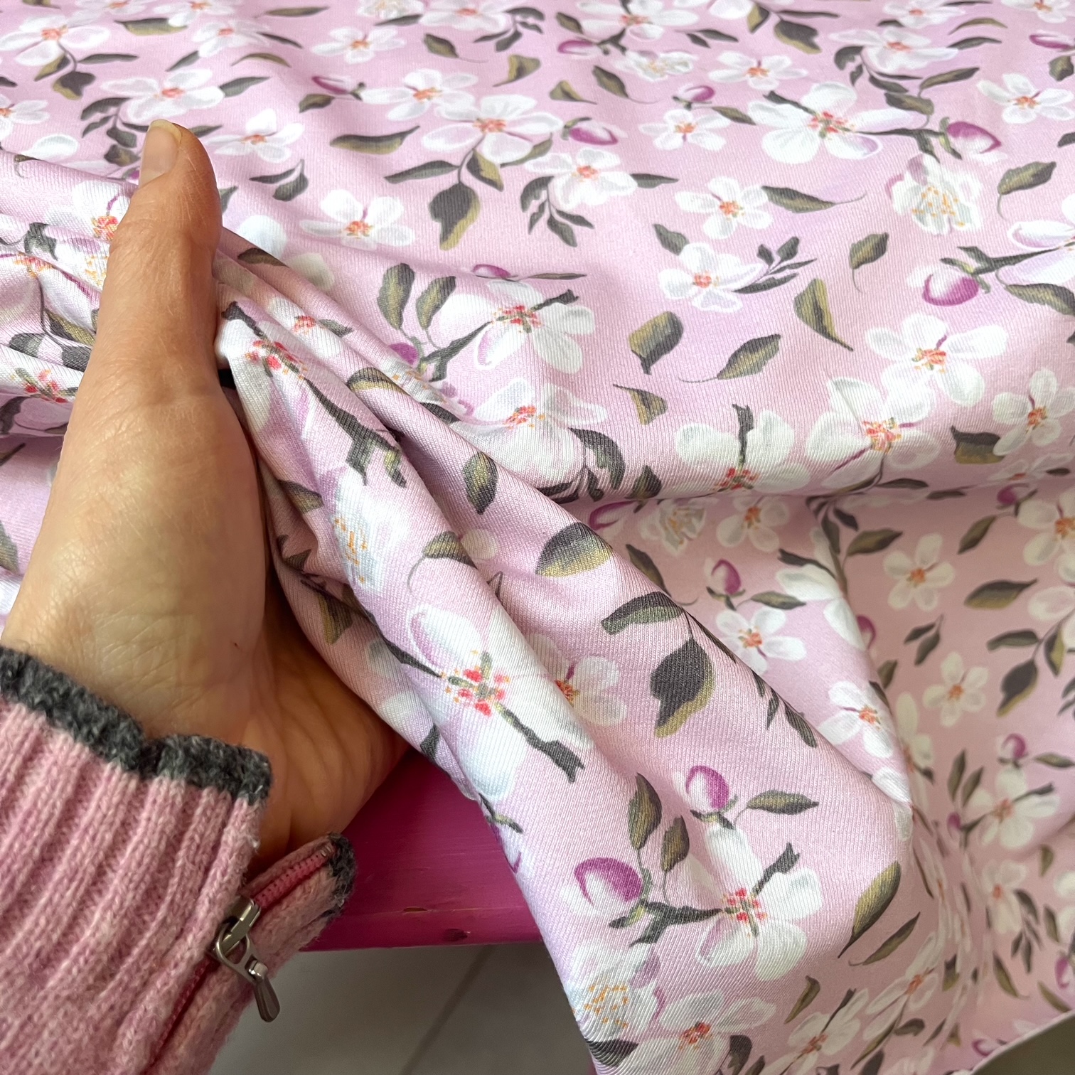 Trikåtyg. Ekologiskt. Oekotex-klass I. Äppelblommor på rsvagt rosa botten.