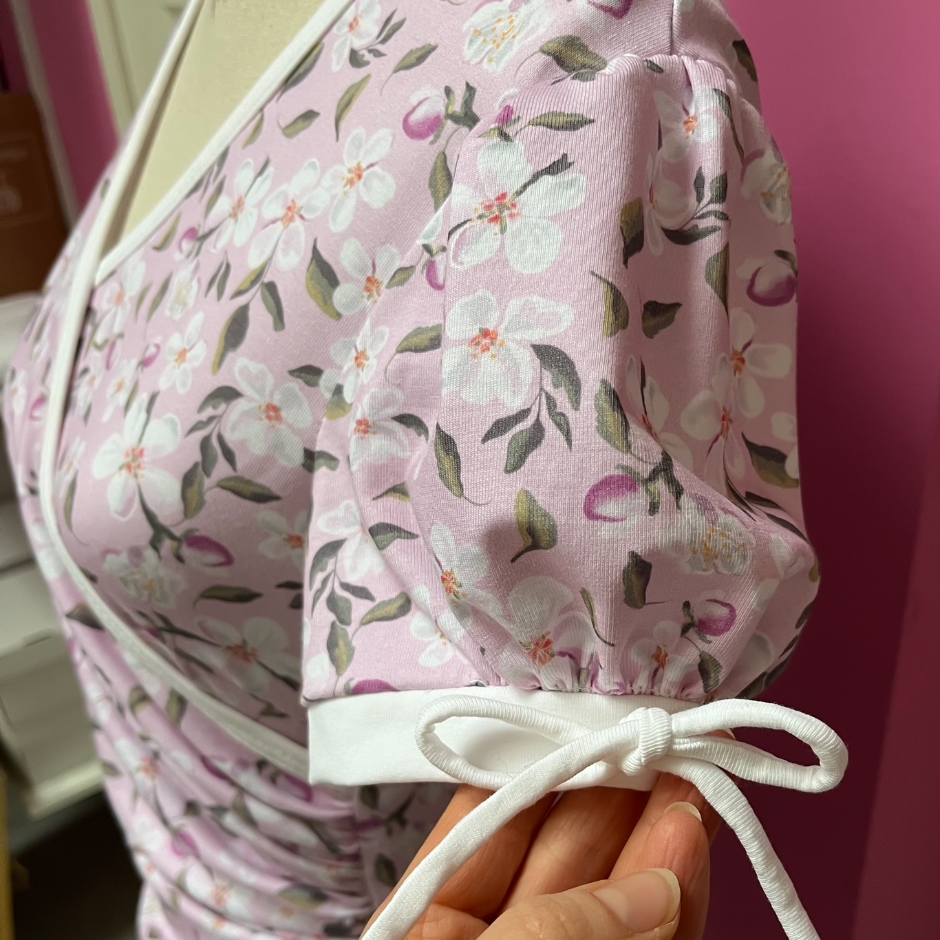 Puffärm med knyte på sydd klänning i trikåtyg med äppelblommor