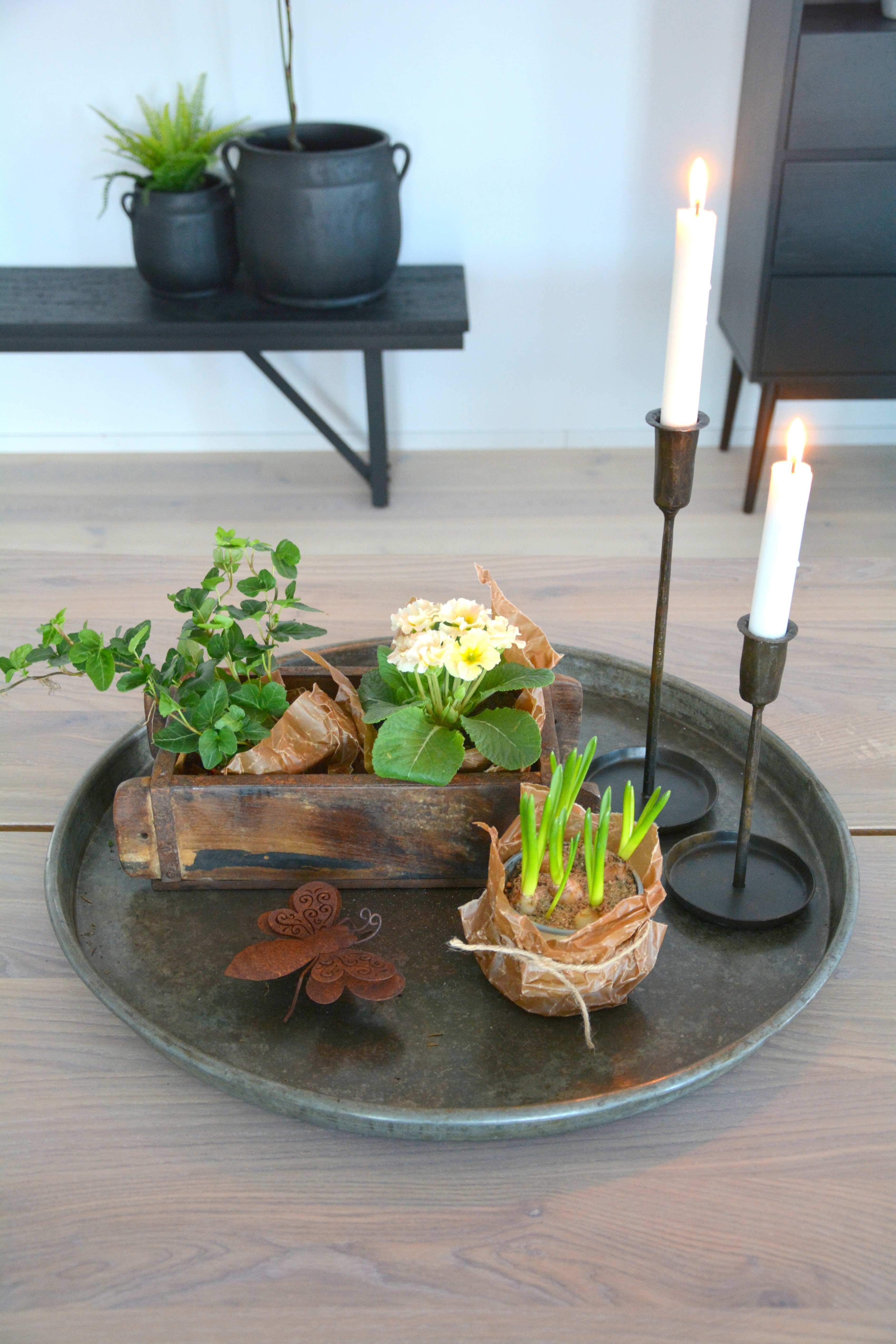 Humla i rostig plåt 13 cm. 