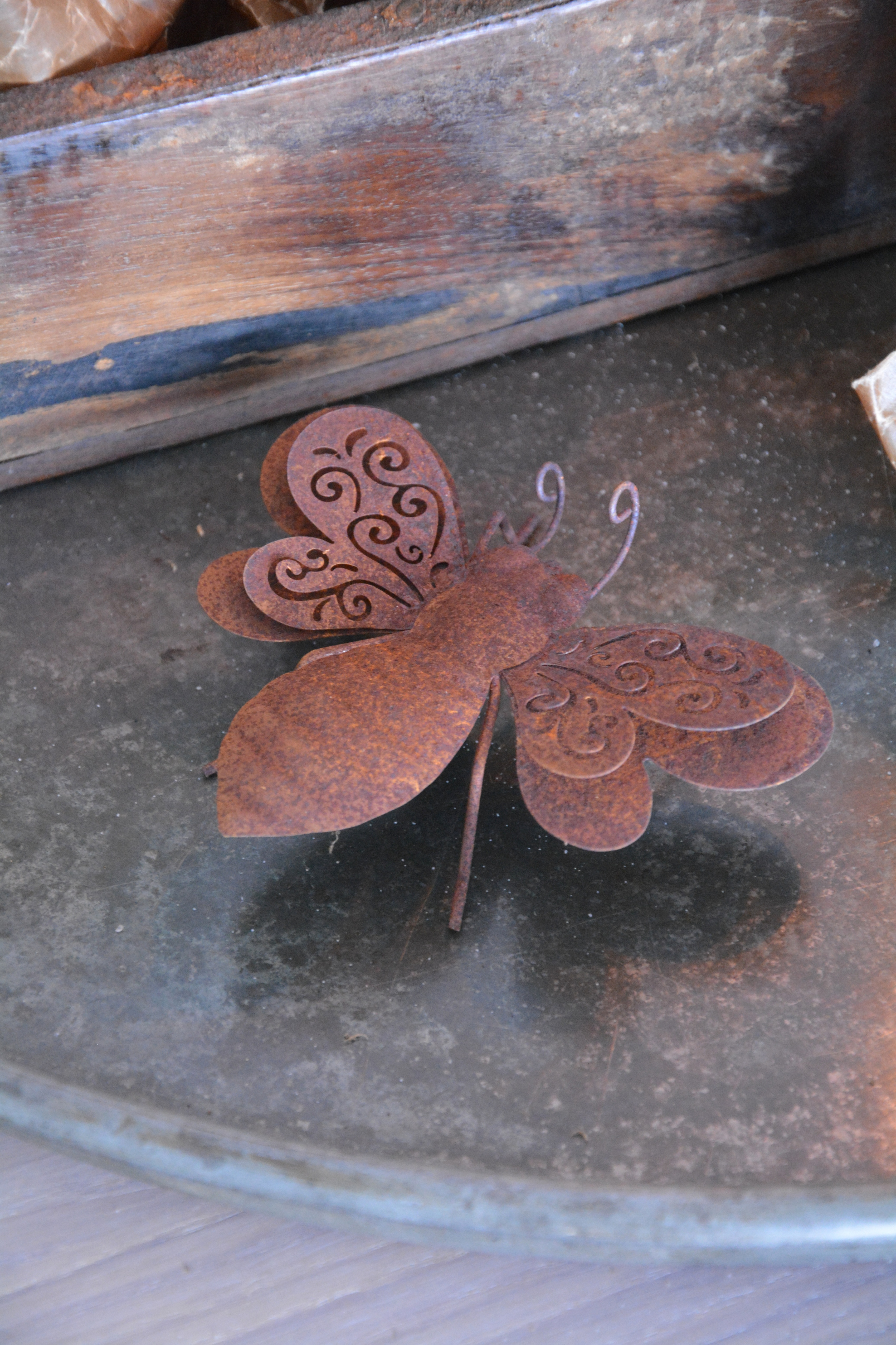 Humla i rostig plåt 13 cm. 