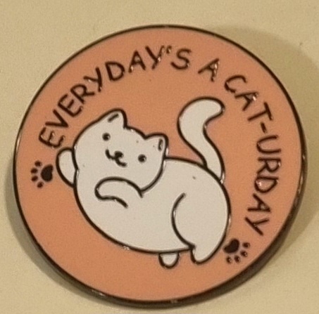 Brosch/pin  " Every day 's a cat-urday" Fraktfritt!