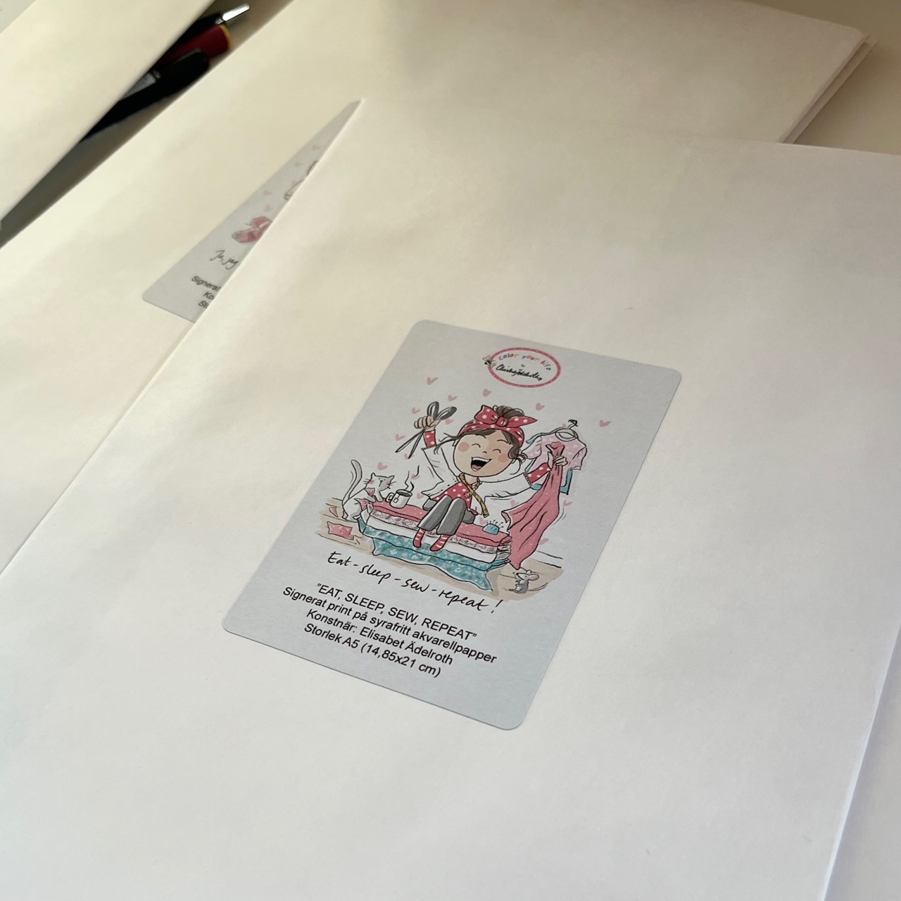signerat print levereras i styvt pappryggskuvert med fin etikett.
