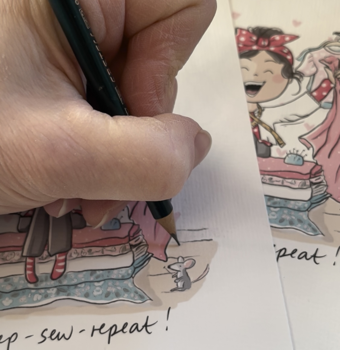 Elisabet Ädelroth signerar ett  print på akvarellpapper.