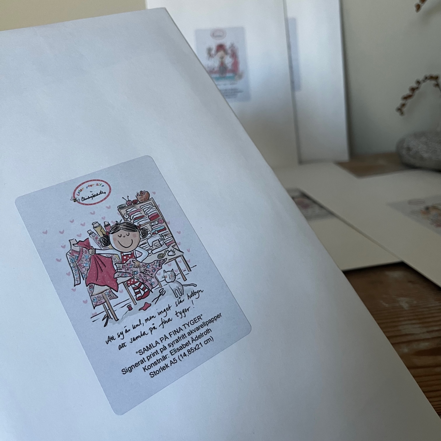 Signerat print A5 i ett pappryggskuvert med etikett.