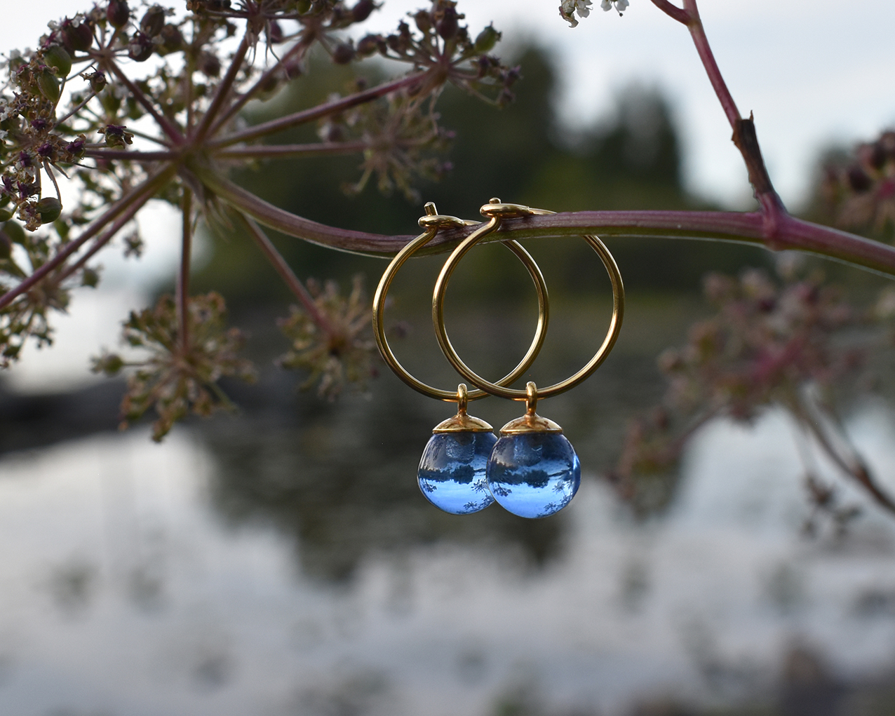 SVALÖ SKY - blue earrings in gold plated silver 15 mm