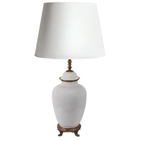 Vit lampa med mässingdetaljer