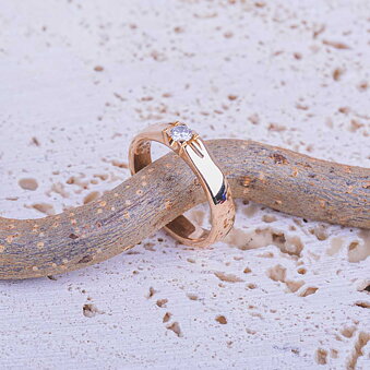 Dosed 4-claw ring 18k gold with diamond, Vintage