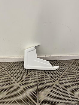 Täckplast till framhörn höger