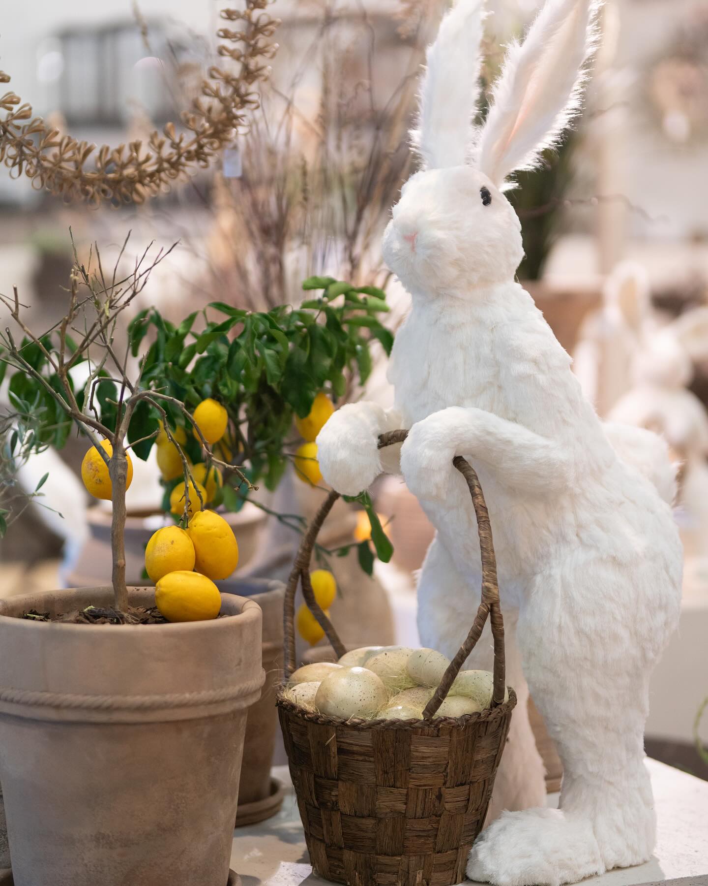 Large hare with basket - Faux fur - 110 cm