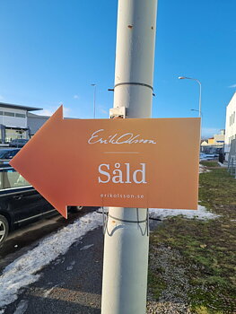 Stolphållare till pilskylt