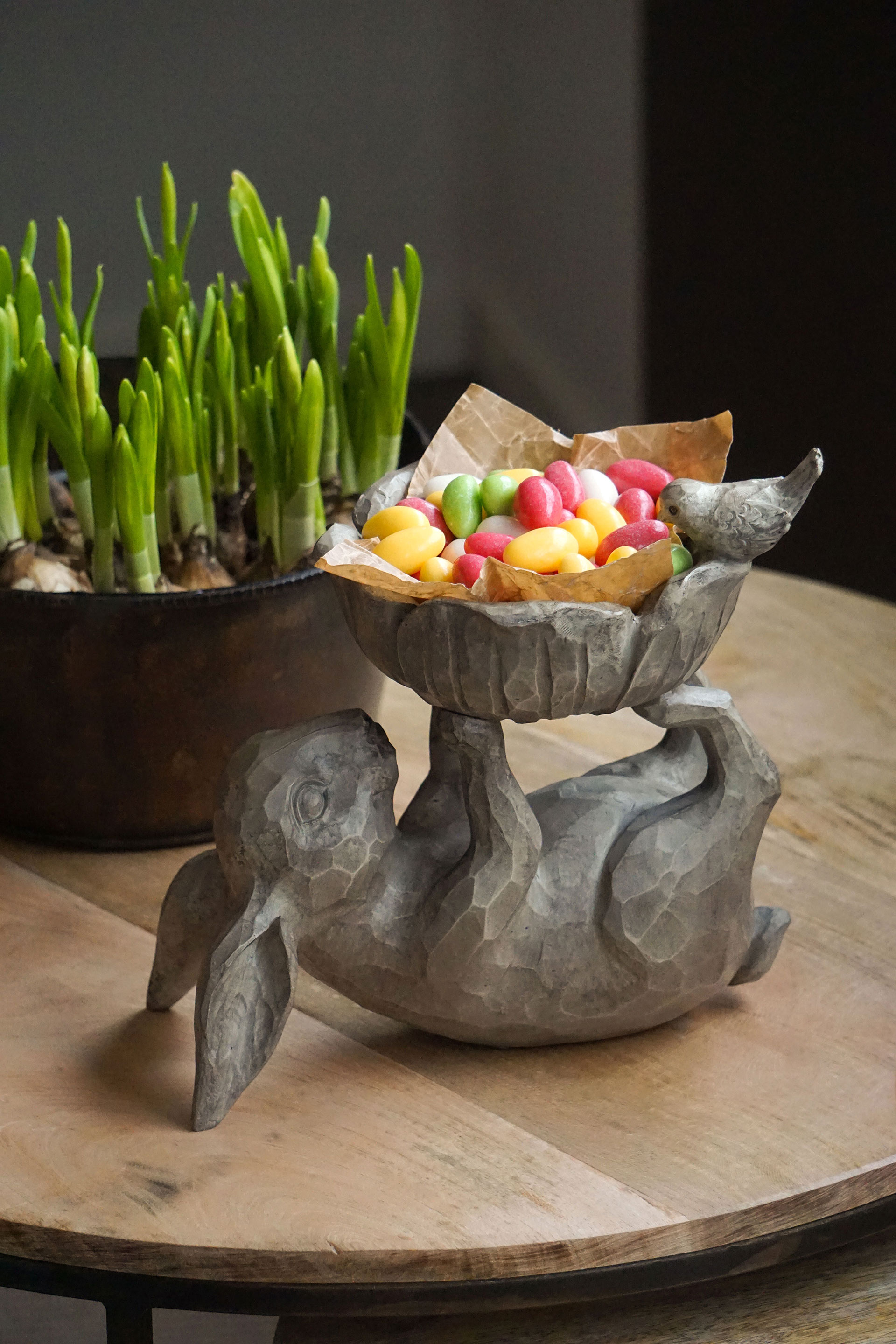 Liggande Hare med Skål Poly - Påskdekoration - 23x14,5x23 cm