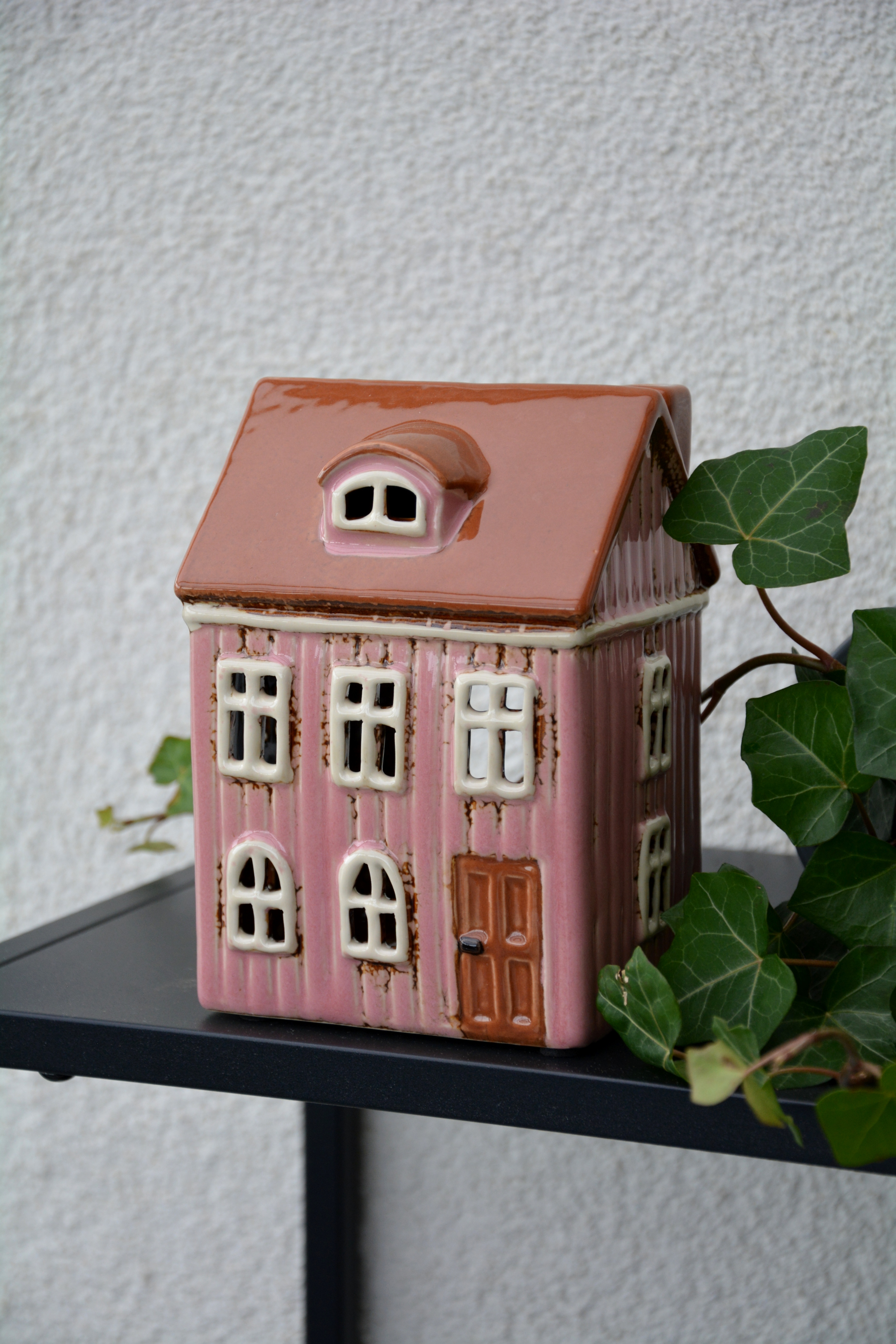 Huslykta Thorshavn /Nyhavn Nr 25 Rosa Keramikhus / ljushus