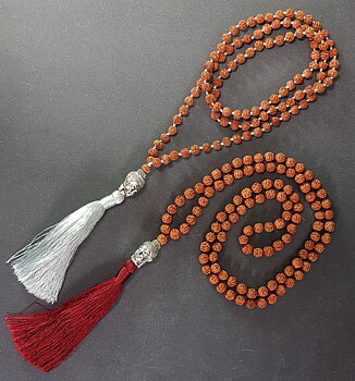 Mala halsband - Rudraksha pärlor med Buddha och Röd eller Silver/Grå Tofs