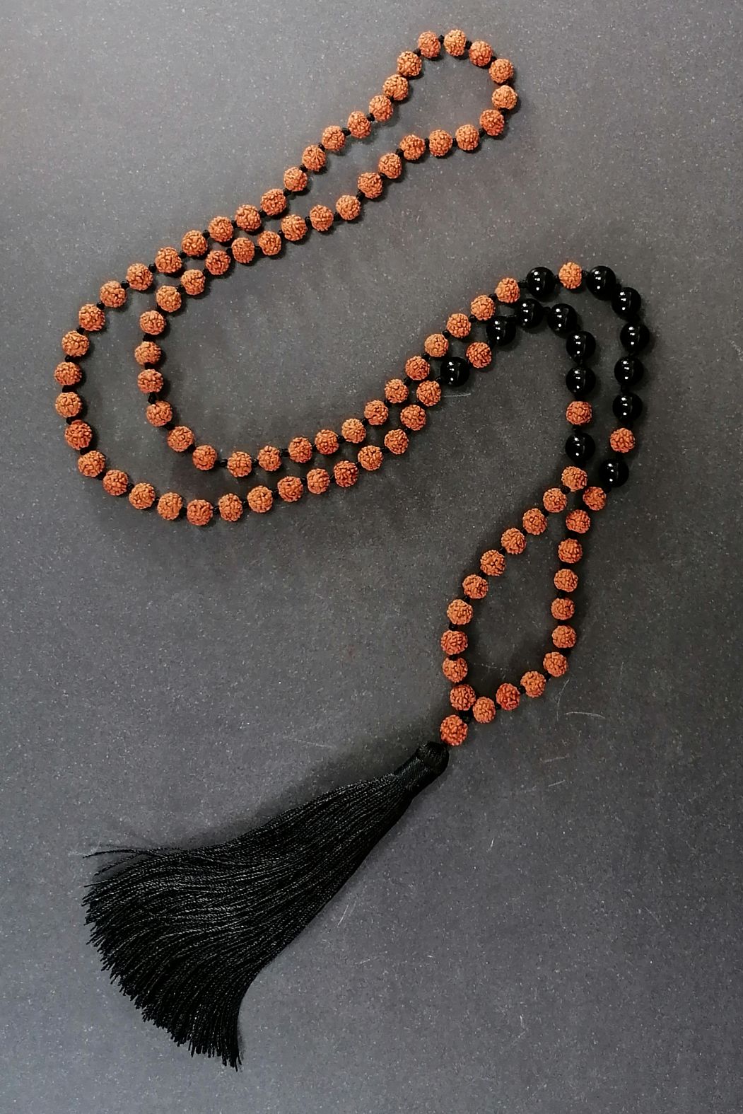 Mala halsband - med Rudraksha, Svart Onyx och Tofs