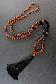 Mala halsband - med Rudraksha, Svart Onyx och Tofs