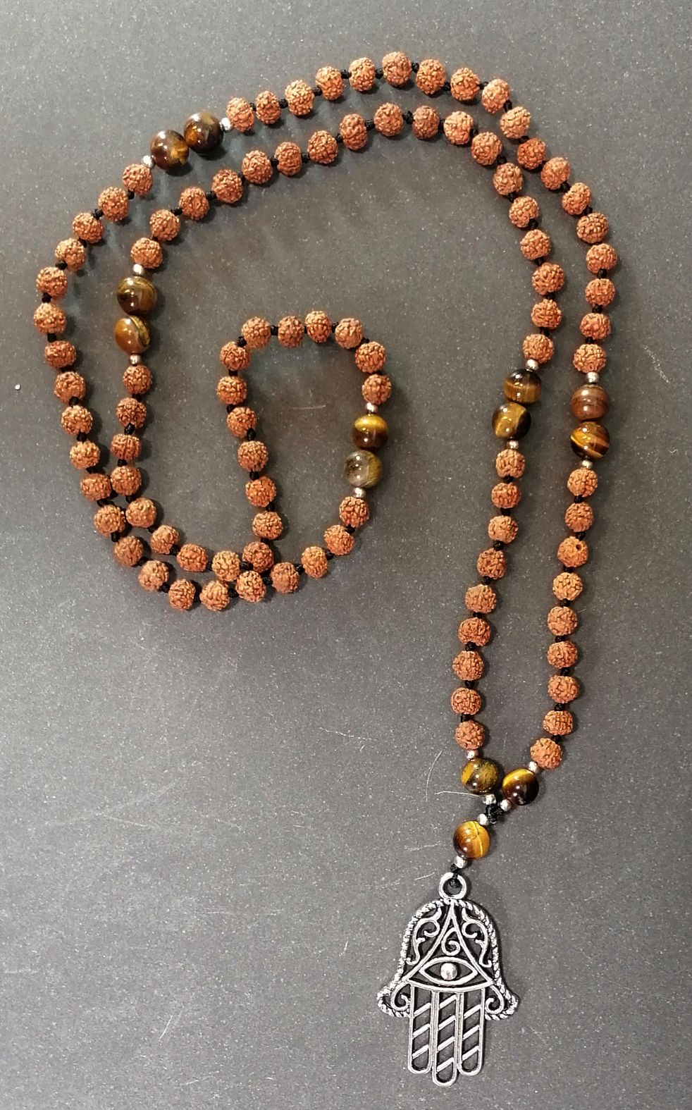Mala halsband - med Rudraksha, Tigeröga och Hamsas (Fatimas Hand)