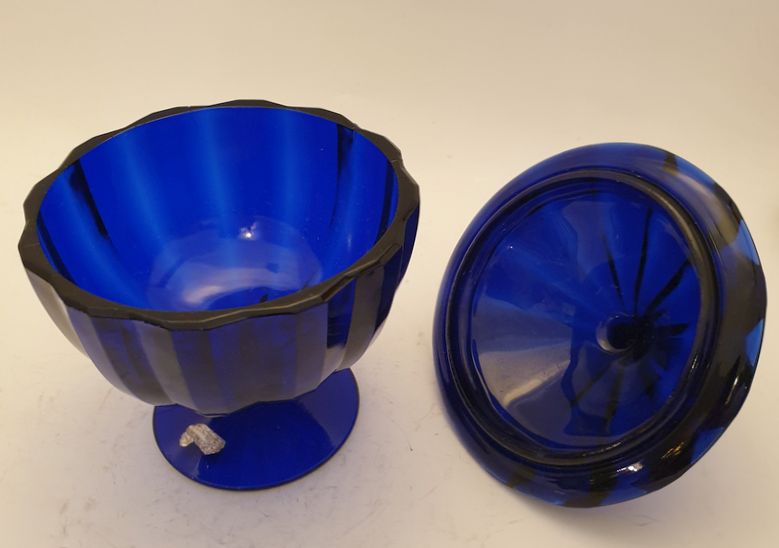 Gullaskruf Solfjäder blue lidded bowl