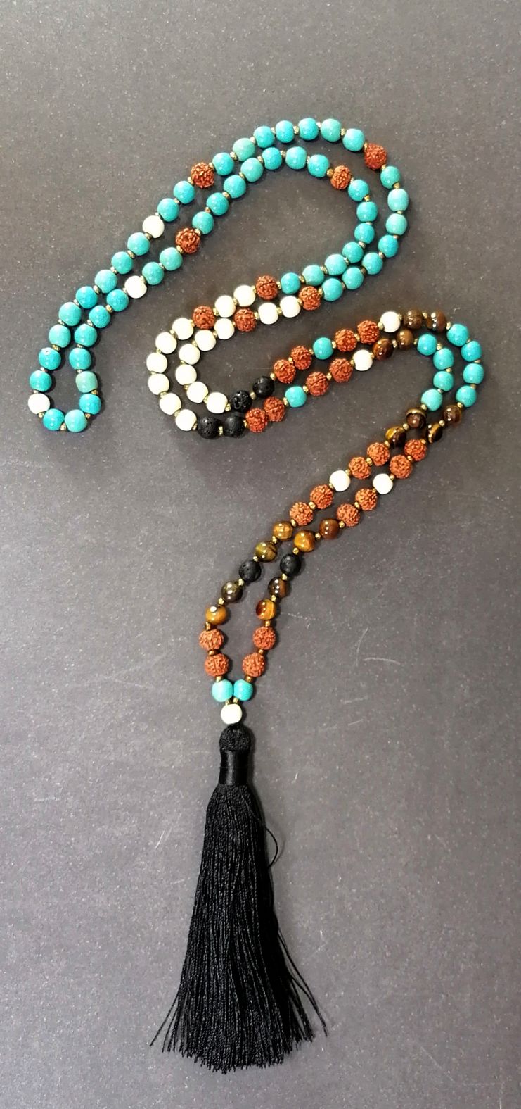 Halsband / Mala - med Rudraksha, Blå & Vit Howlit, Lavasten, Tigeröga  och Tofs