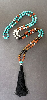 Halsband / Mala - med Rudraksha, Blå & Vit Howlit, Lavasten, Tigeröga  och Tofs