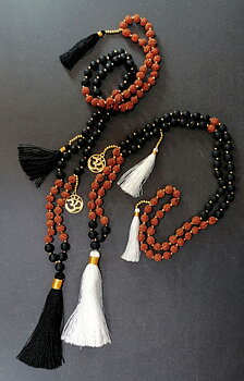 Halsband / Mala - med Rudraksha, Lavasten och Aum symbol och Tofsar