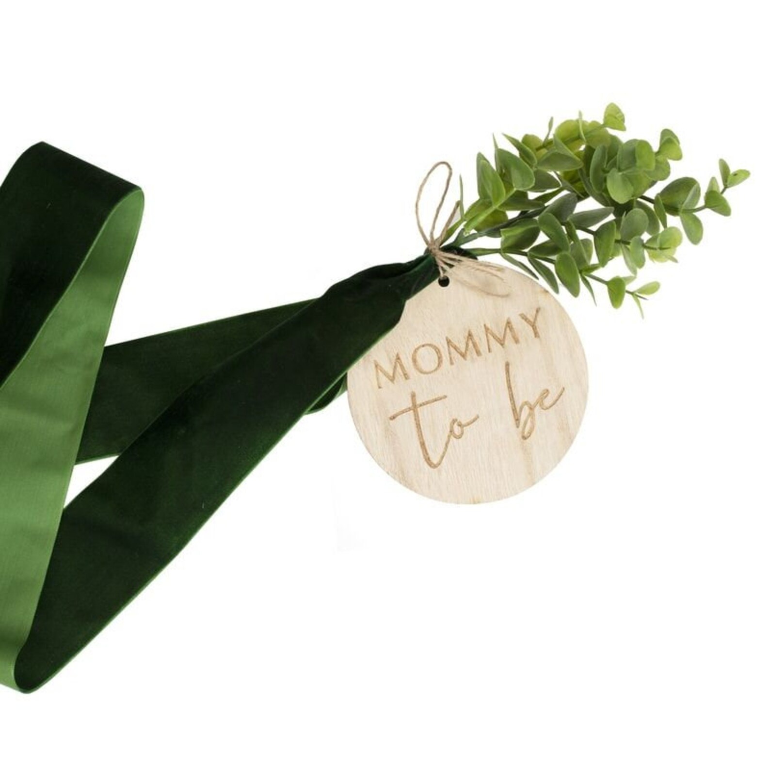 Mummy To Be sash i grön sammet med träskylt och dekorativ eukalyptus till babyshower.