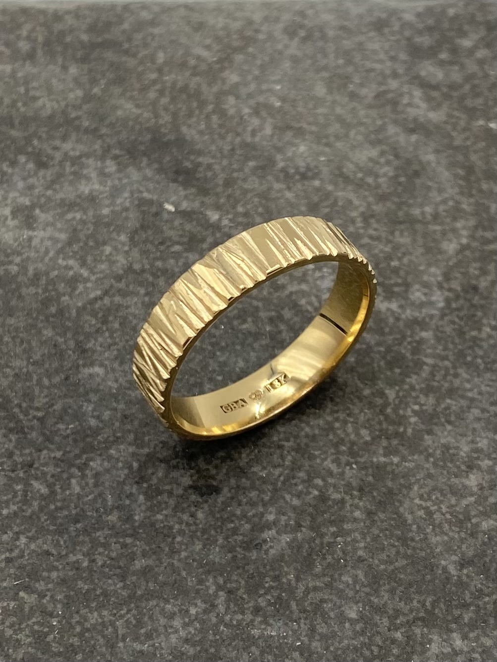 Ring DoTheRaffle handgjord yta guld 18 karat