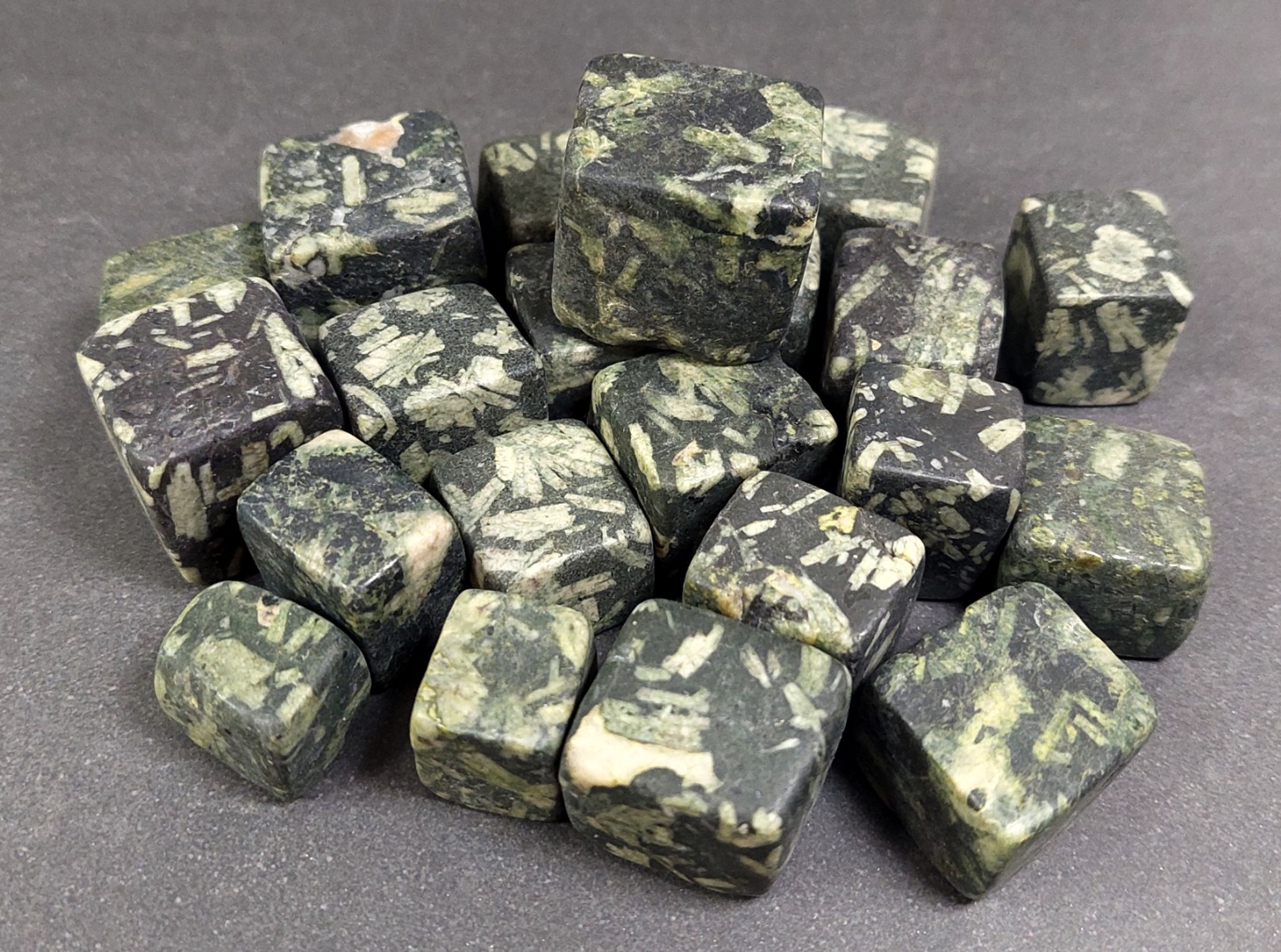 Kinesisk skrivsten / Chinese Writing Stone (Porphyry), Trumlad