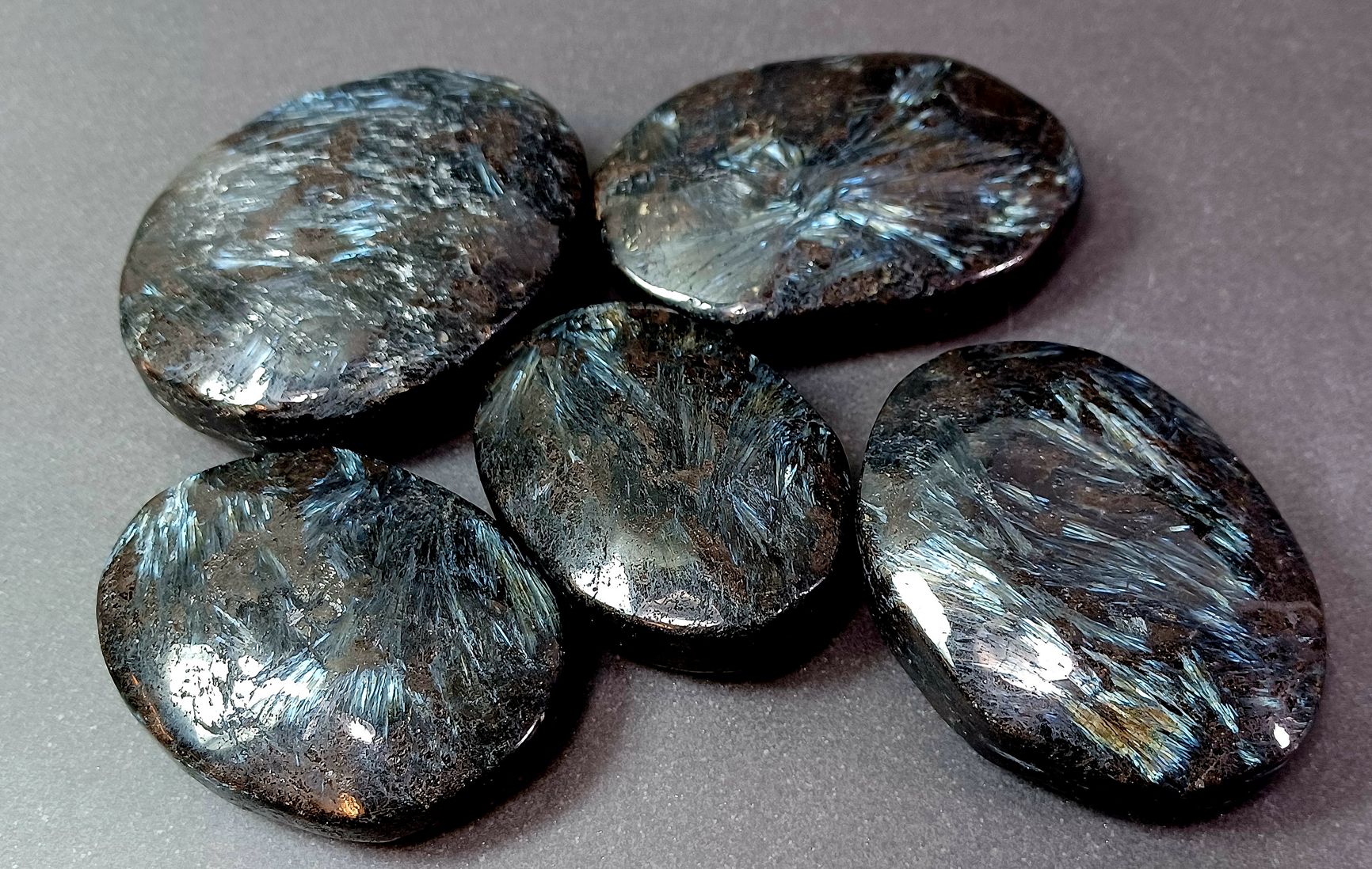Pebbles "No Worry Stone" - Astrofyllit / Antofyllit (Anthophyllit) - Handslipad 