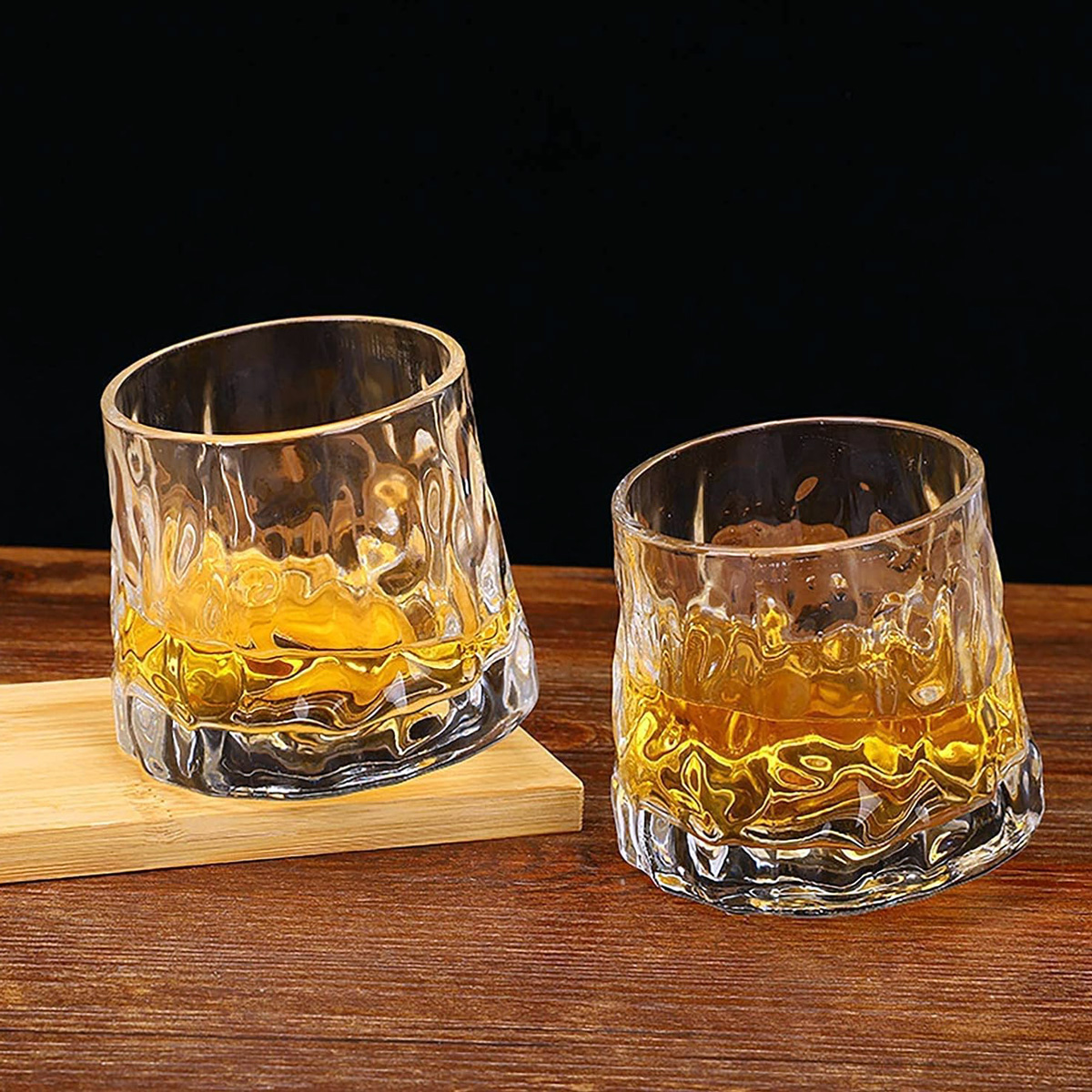Whiskyglas On The Rocks 2-Pack med whisky på ett träbord