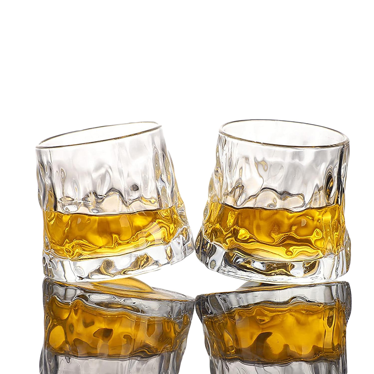 Två whiskyglas on the rocks med whisky i på ett spegelbord