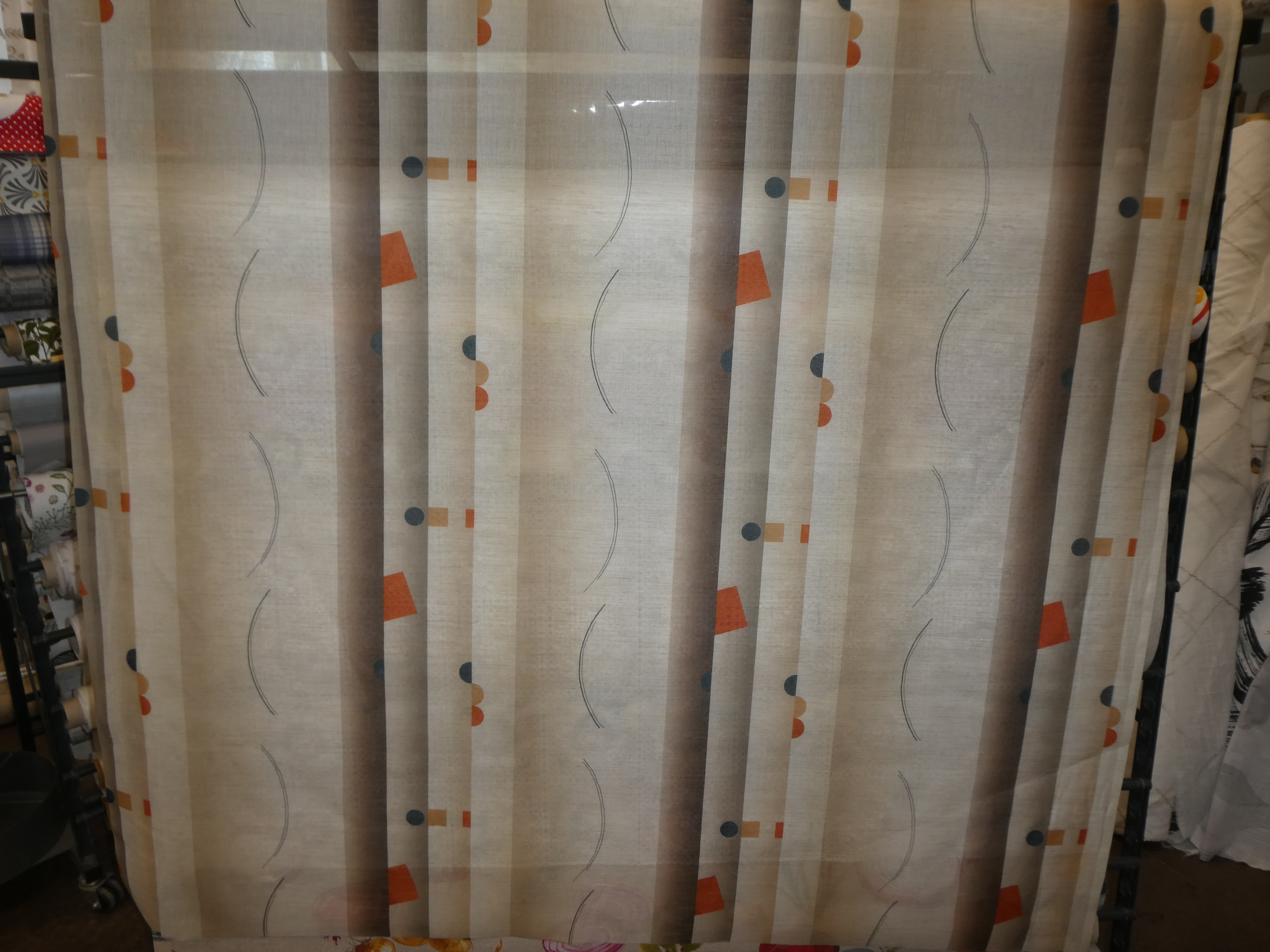 beige  botten med mönster i brunt och orange