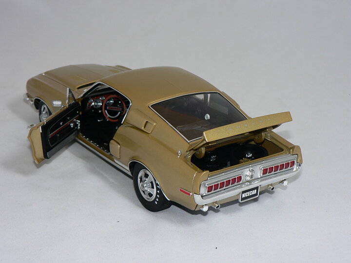 Ford Mustang  GT 390   1:18  Auto Art