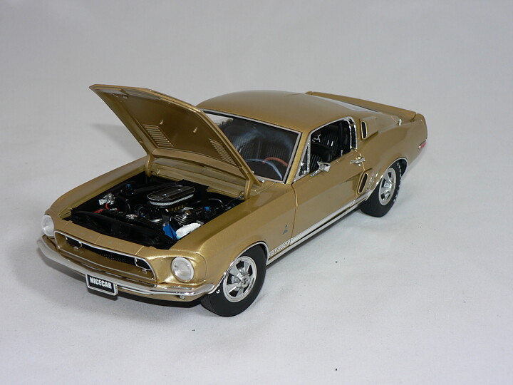 Ford Mustang  GT 390   1:18  Auto Art