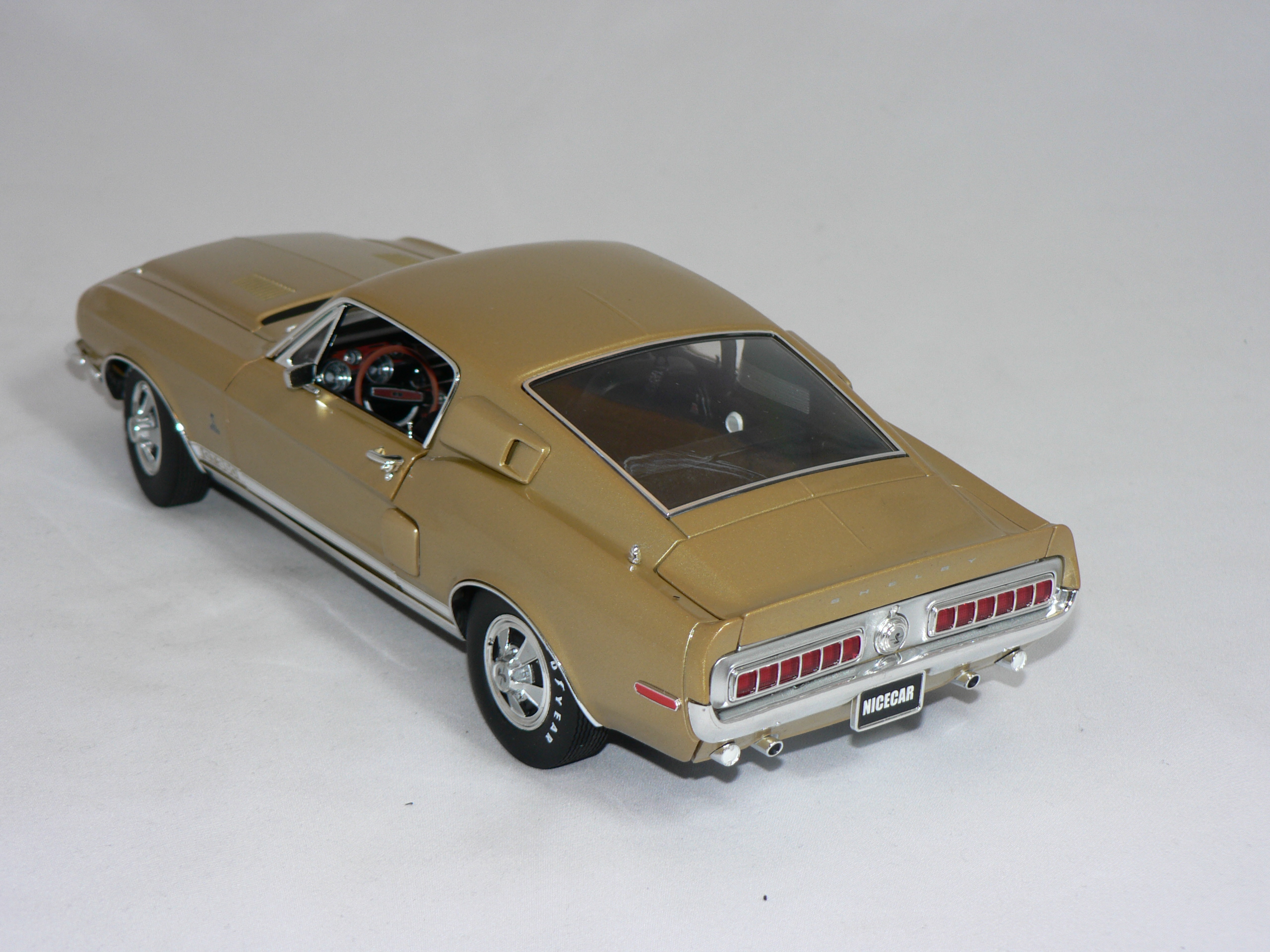 Ford Mustang  GT 390   1:18  Auto Art - 3