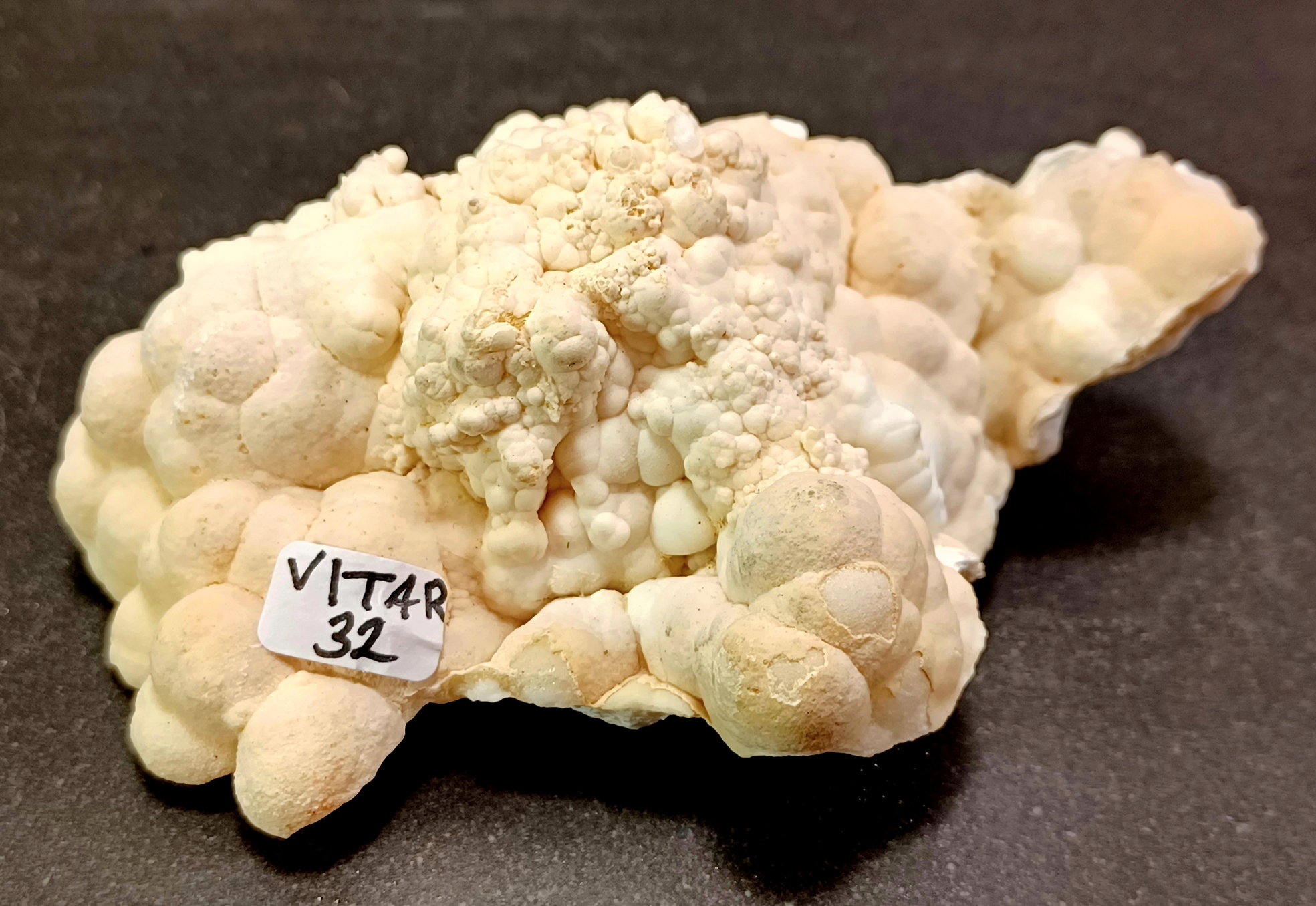 Vit Aragonit Kluster (Grottkalcit) -  VITAR32