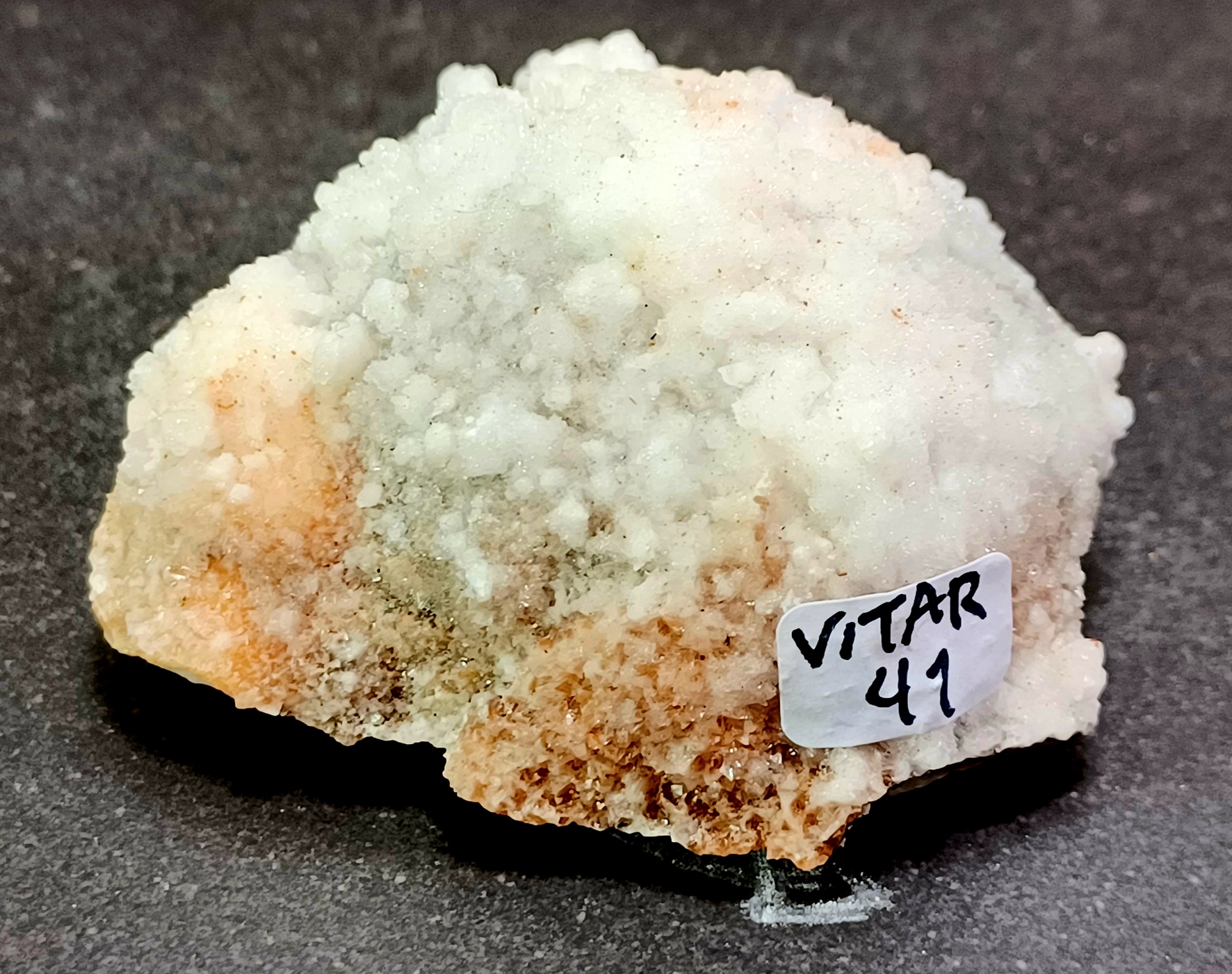 Vit Aragonit Kluster (Grottkalcit) -  VITAR41