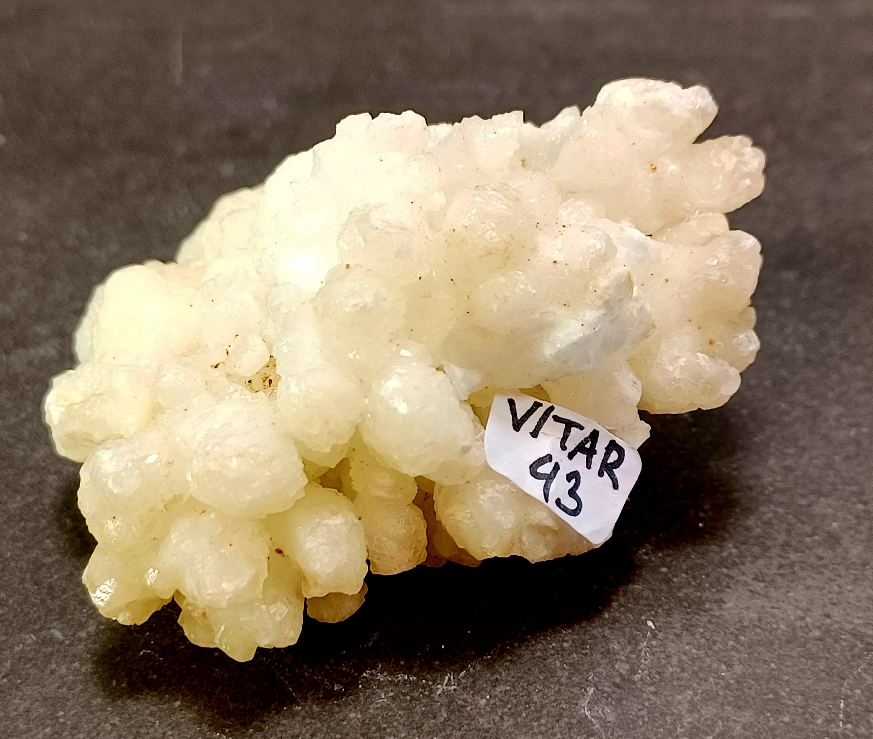 Vit Aragonit Kluster (Grottkalcit) -  VITAR43