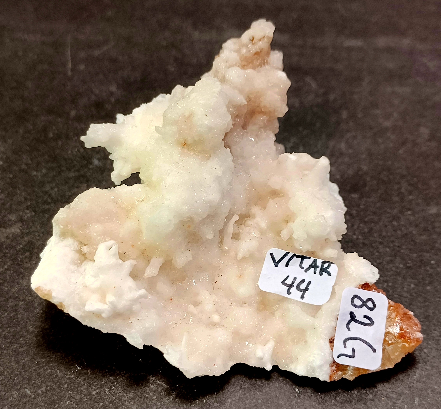 Vit Aragonit Kluster (Grottkalcit) -  VITAR44