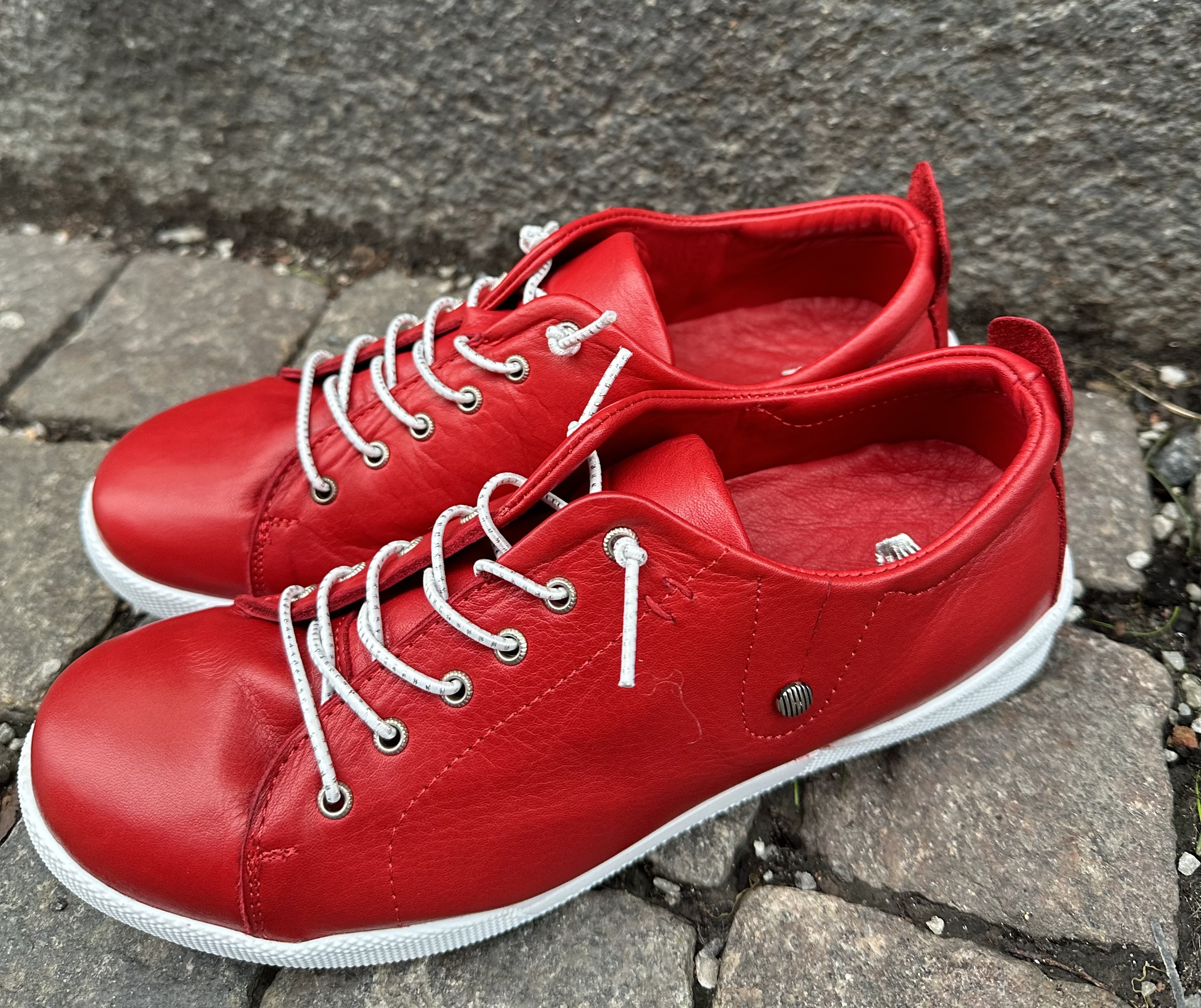 Sneakers från Charlotte of Sweden, chili