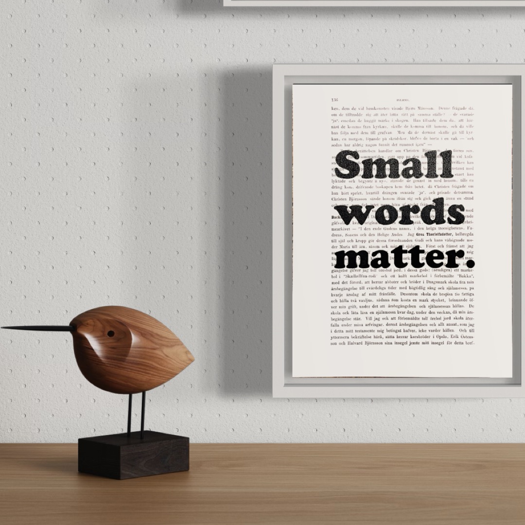 Tavla med texten Small words matter.