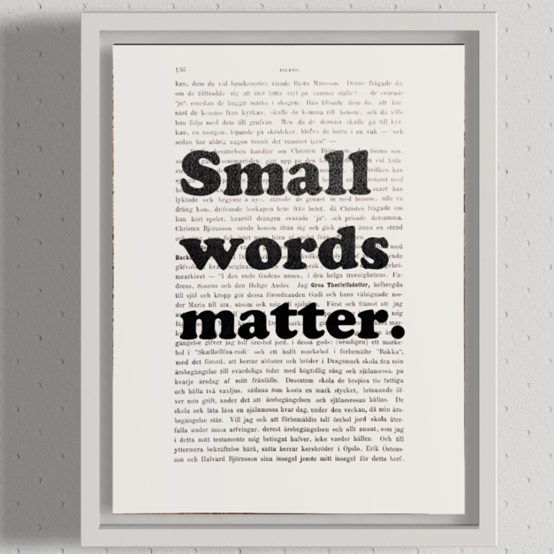 Tavla med texten Small words matter.
