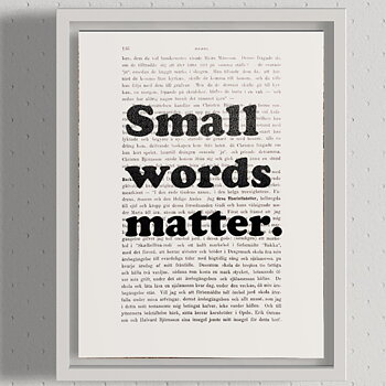 Tavla med texten Small words matter.