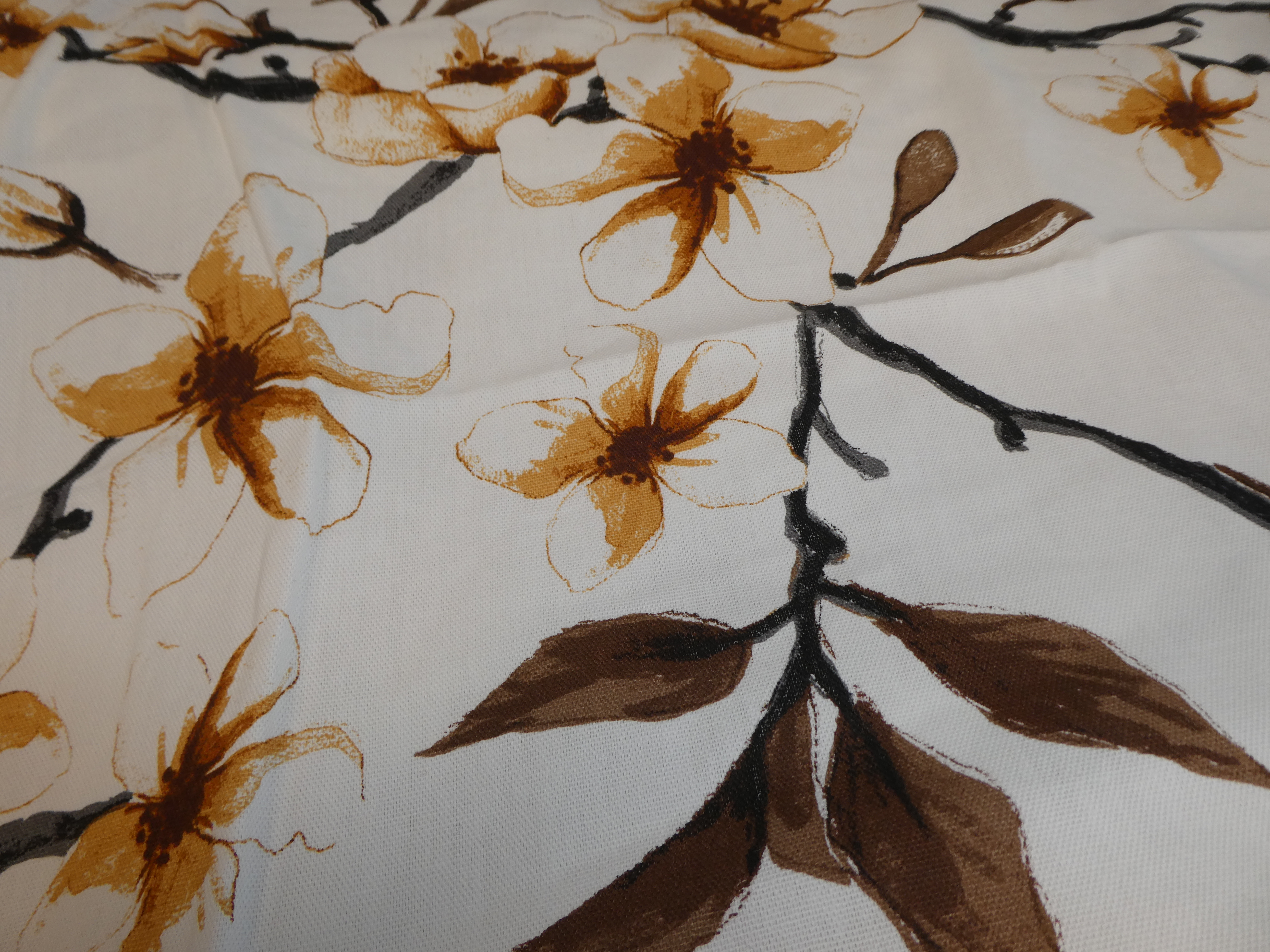 ljus botten med blommor i orange ,bruna toner