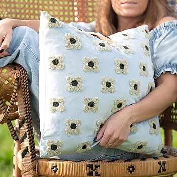 Kuddfodral Daisy vit broderade blommor sammet  lantlig stil Gårdsromantik  