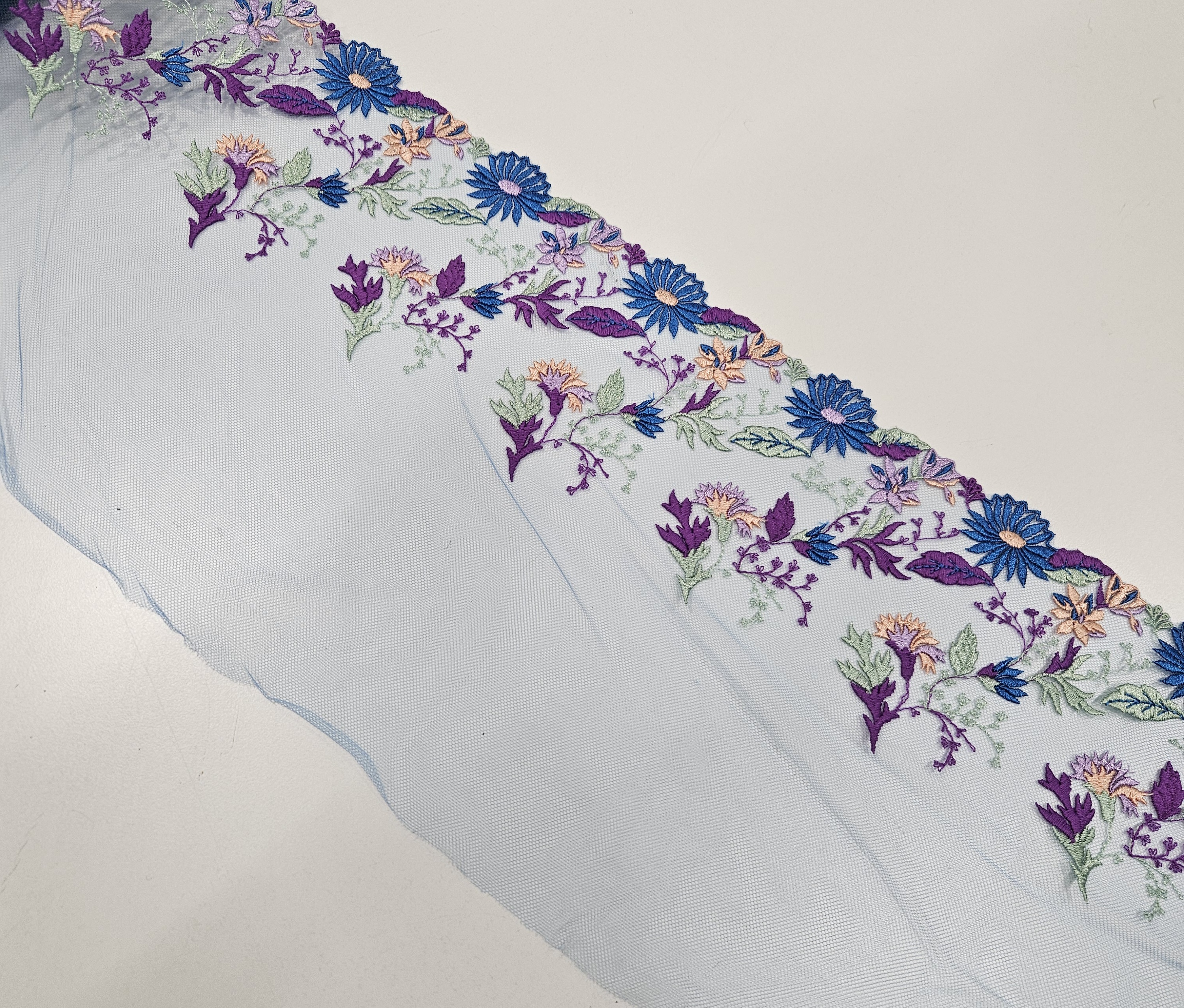Blue lace with beautiful flowers - non-stretch lace 23 cm